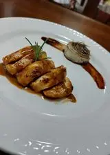 Ricetta Tagliata di pollo al limone e senape con cipolle caramellate in agrodolce 
