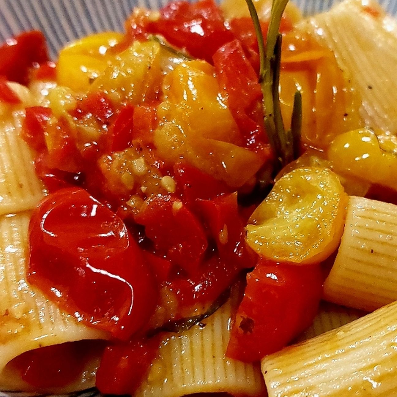 Mezze maniche peperoni e datterini gialli e rossi