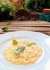 Ricetta Risotto burro e salvia in brodo di pollo e purea di cipolla