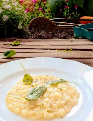 Ricetta Risotto burro e salvia in brodo di pollo e purea di cipolla di osteriadalele