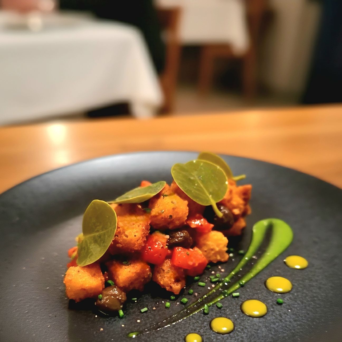 Panzanella croccante agrodolce e foglie di cappero