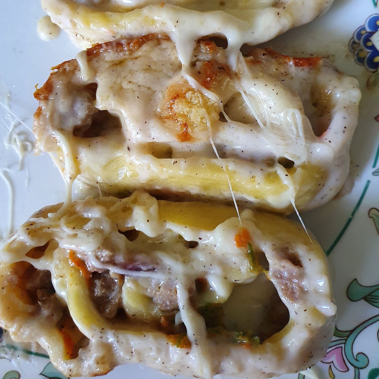 Nidi di rondine con salsiccia, fiori di zucca e scamorza