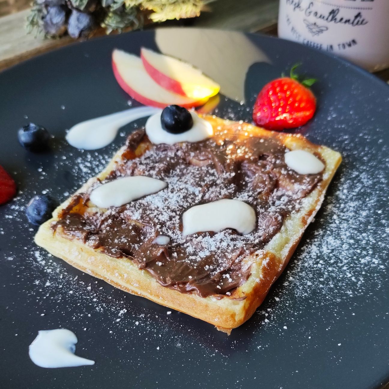 Waffles alla nutella yogurt e frutta fresca