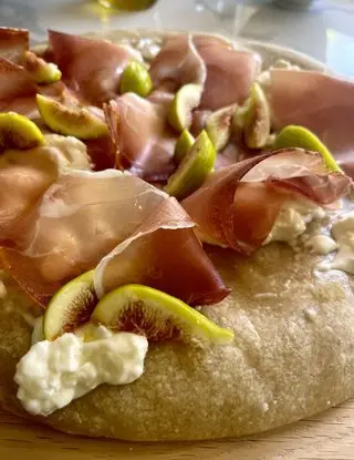 Ricetta Focaccia, fichi, crudo e scquacquerone di cucinandomidiletto