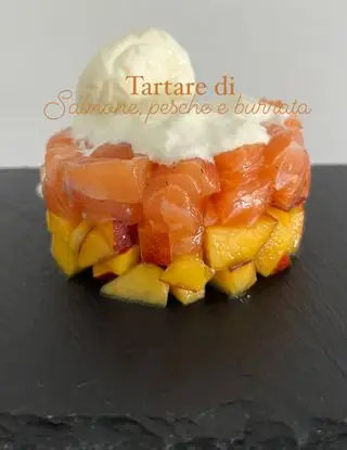 Ricetta Tartare salmone, pesche e burrata di cucinandomidiletto