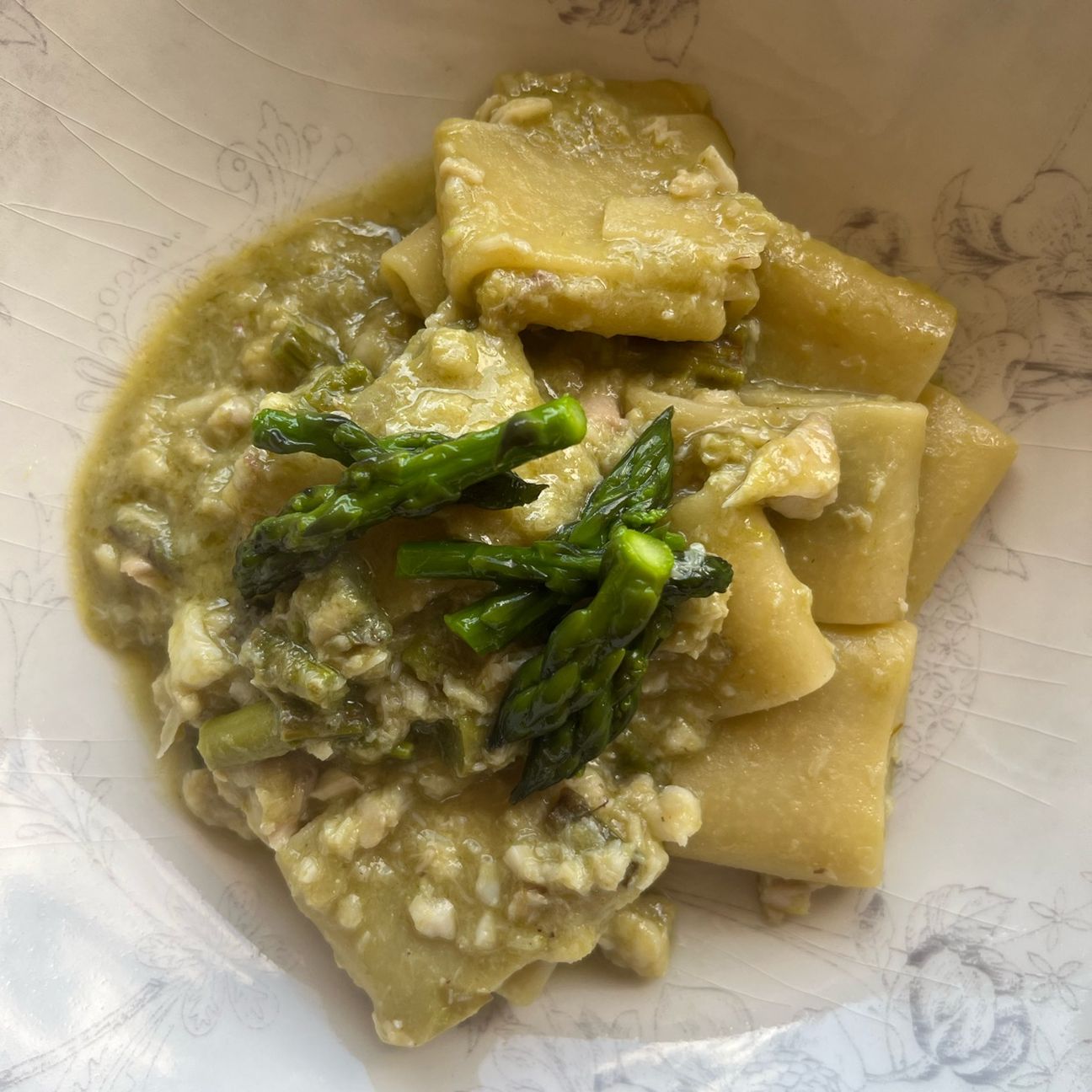 Mezzi paccheri, dentice, aspargi e scorza di limone