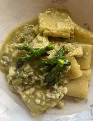 Ricetta Mezzi paccheri, dentice, aspargi e scorza di limone di cucinandomidiletto