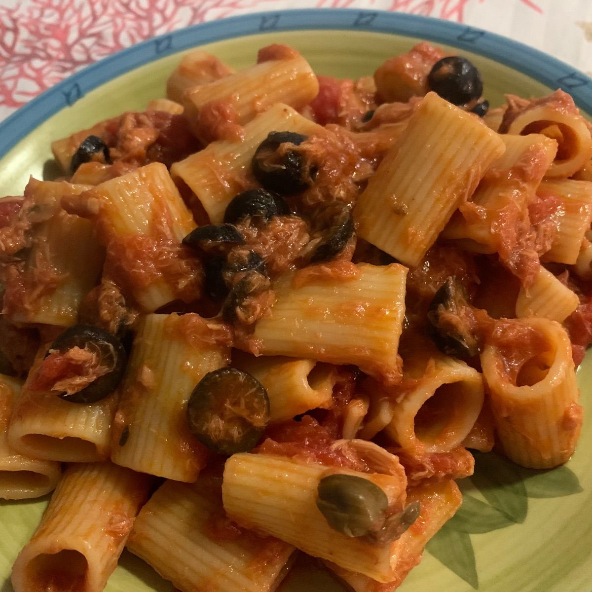 Mezze maniche al sugo di pomodoro, tonno, capperi e olive