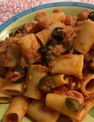 Ricetta Mezze maniche al sugo di pomodoro, tonno, capperi e olive di dolceeunposalato