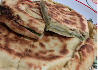 FOCACCIA IN PADELLA CON PESTO E FORMAGGI