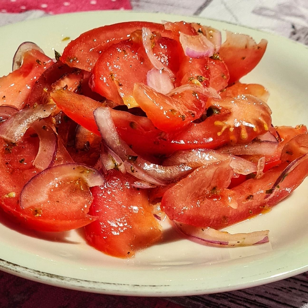 Insalata di pomodori con cipolla