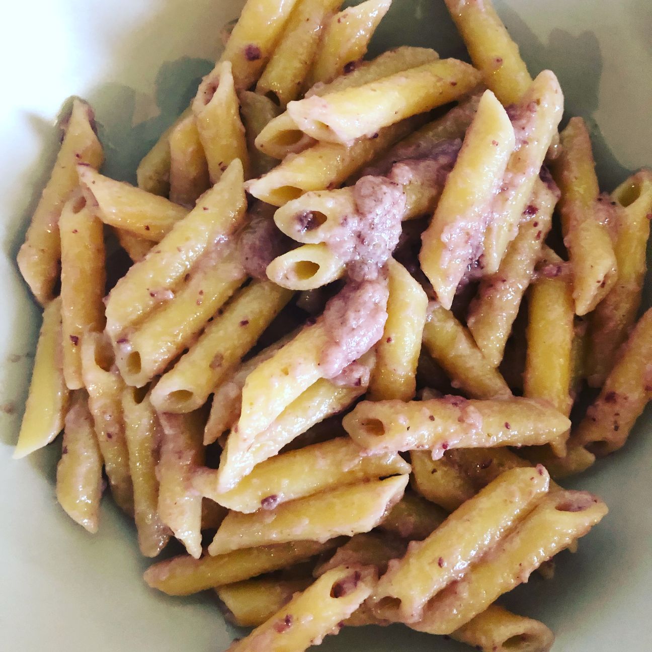 Penne con pesto al radicchio e speck