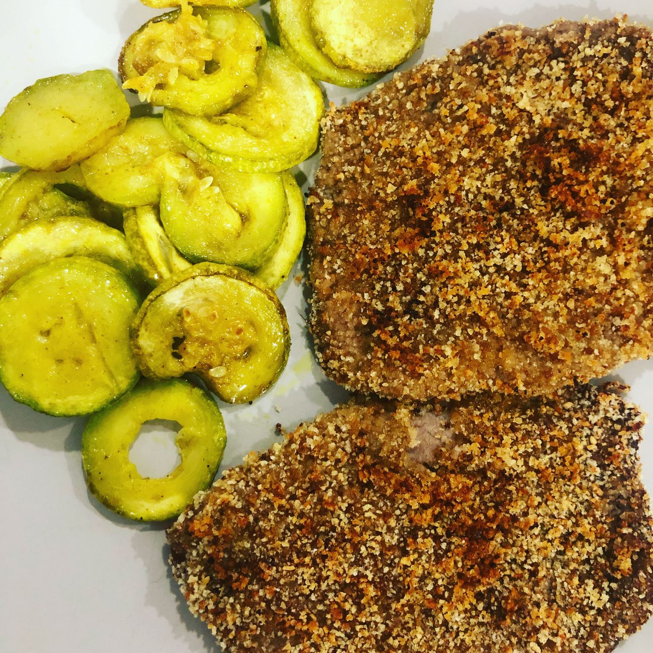 Zucchina al forno e scaloppine panate arrostite in padella