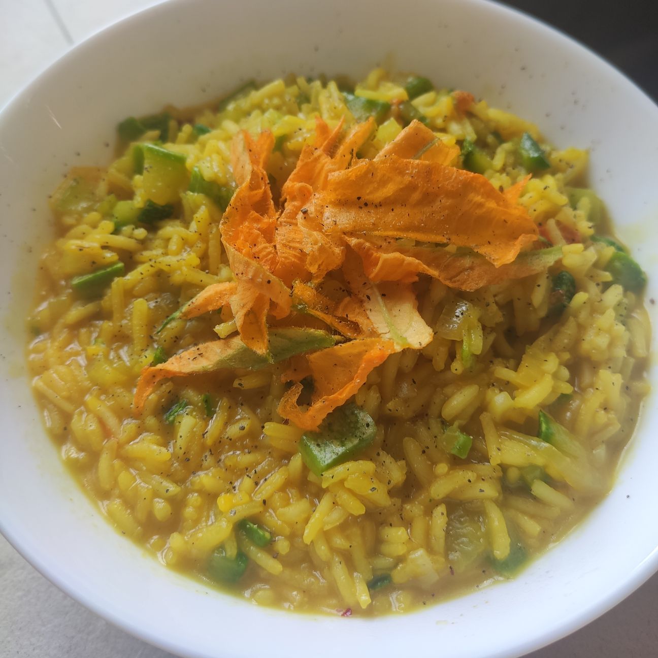 Risotto allo zafferano con zucchine e fiori di zucca