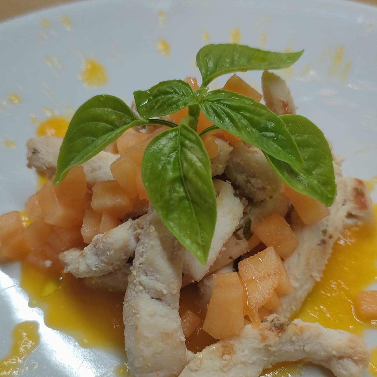 STRACCETTI DI POLLO AL LIMONE, BASILICO E MELONE