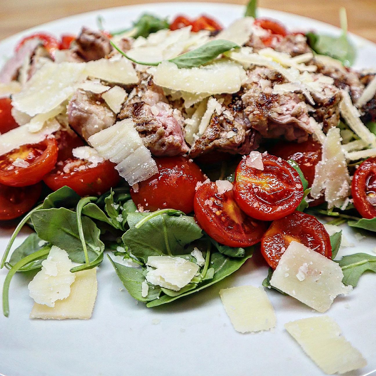 TAGLIATA DI VITELLO COM POMODORINI E RUCOLA