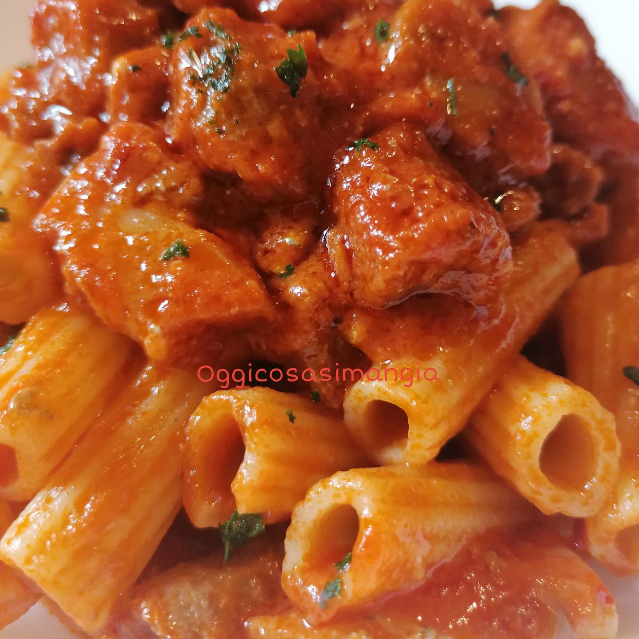Pasta al sugo di Salsiccia piccante e funghi
