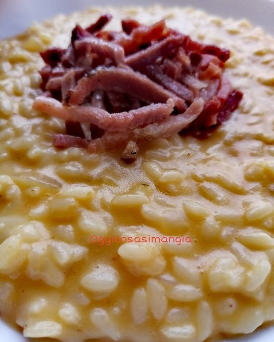 Risotto al sugo di datterini gialli con speck e scamorza