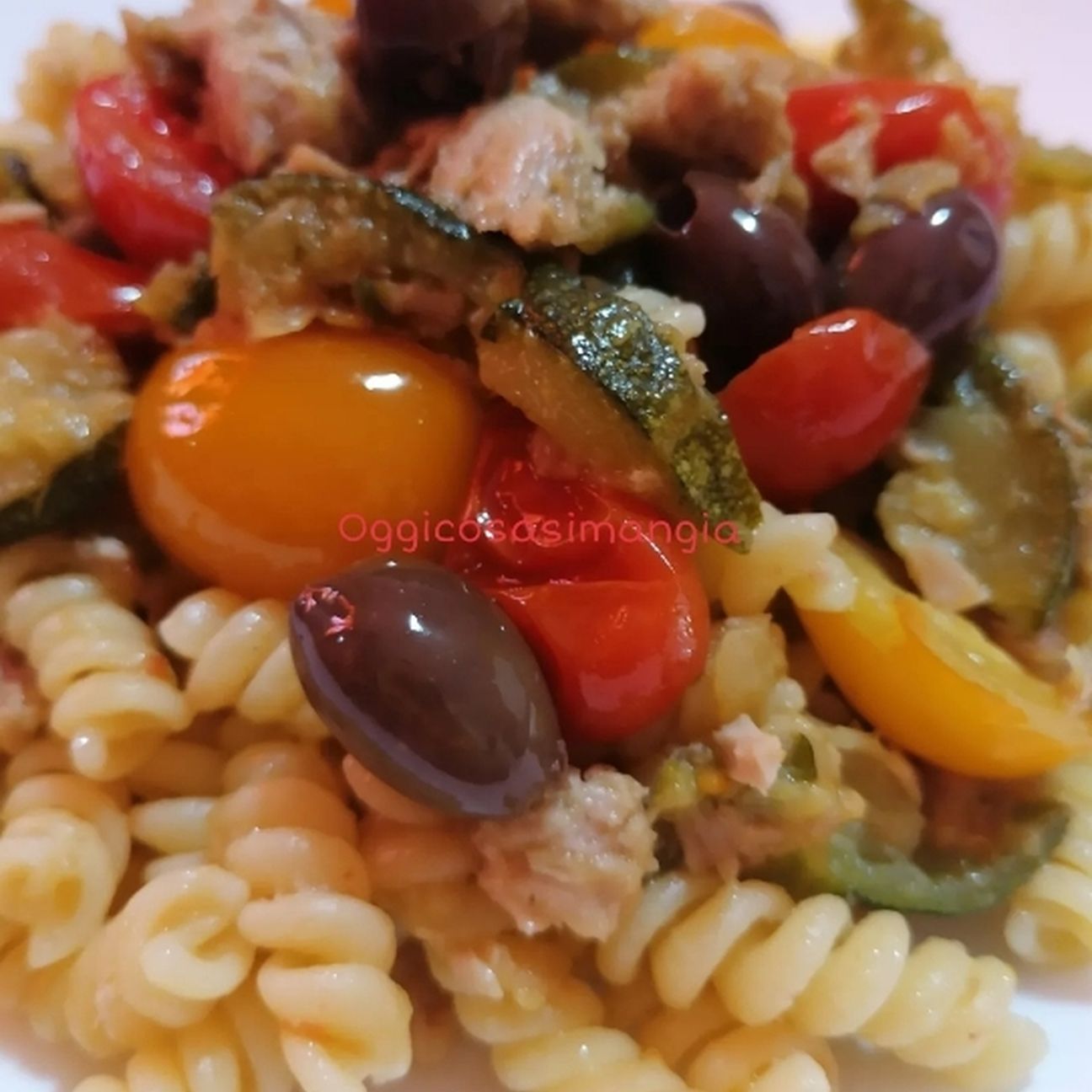 Fusilli con Tonno, Zucchine, Pomodorini ed Olive