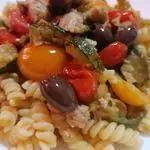Ricetta Fusilli con Tonno, Zucchine, Pomodorini ed Olive