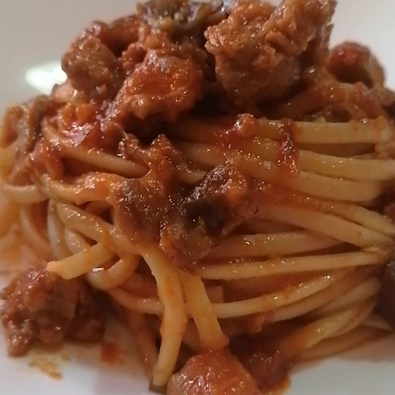 Linguine con Salsiccia piccante e Melanzane