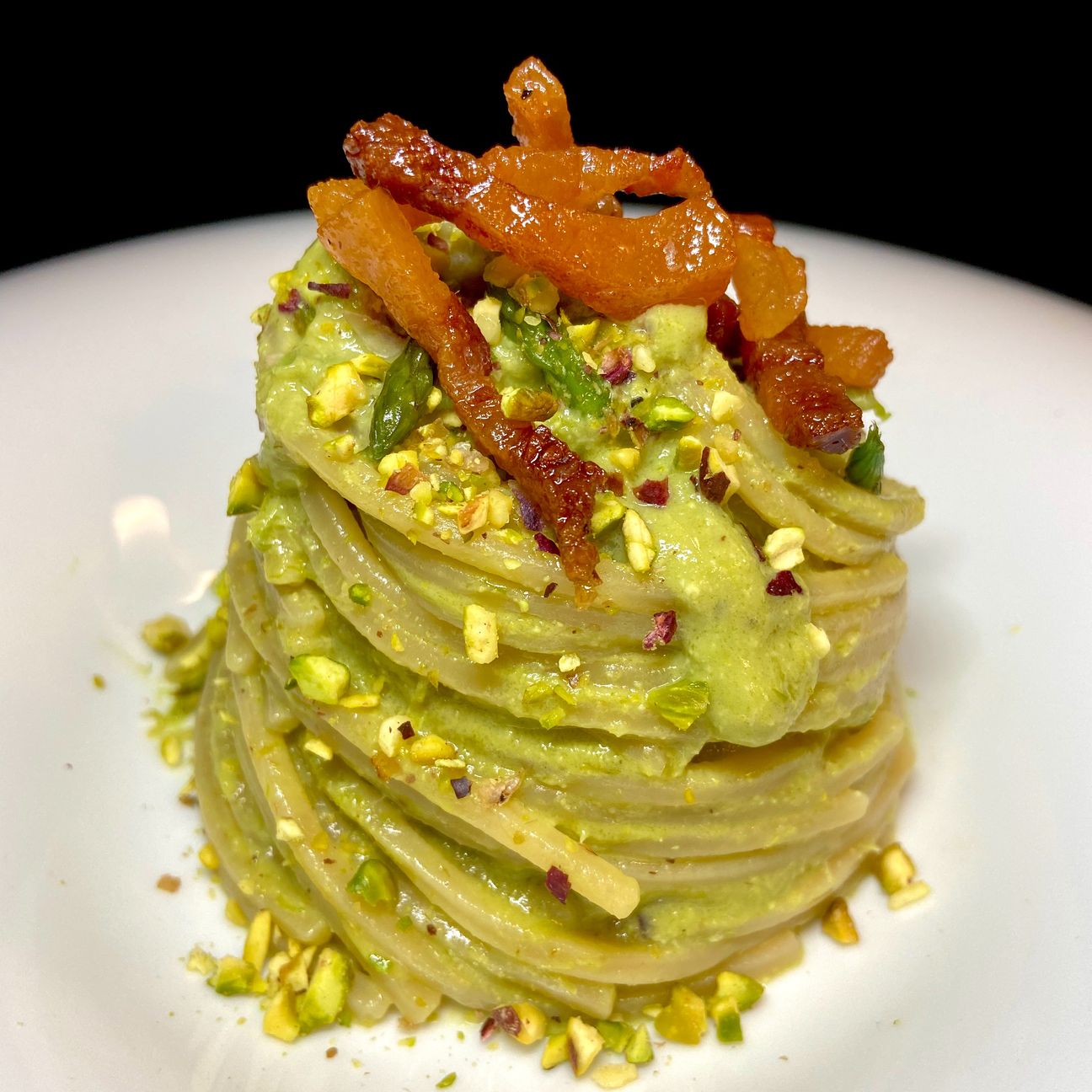Chitarra con crema di asparagi, pistacchi e guanciale croccante