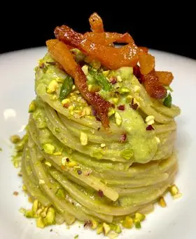 Ricetta Chitarra con crema di asparagi, pistacchi e guanciale croccante di unastellaincucina