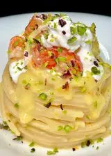 Ricetta Spaghetti alla Chitarra con datterini gialli, gamberi, burrata e pistacchi