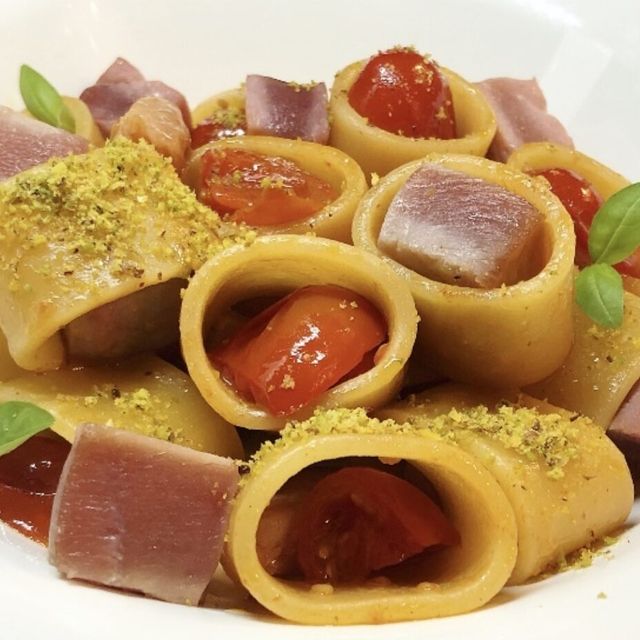 Anello con datterini, tonno fresco e polvere di pistacchi