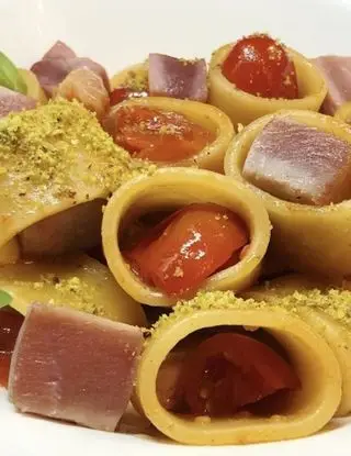 Ricetta Anello con datterini, tonno fresco e polvere di pistacchi di unastellaincucina