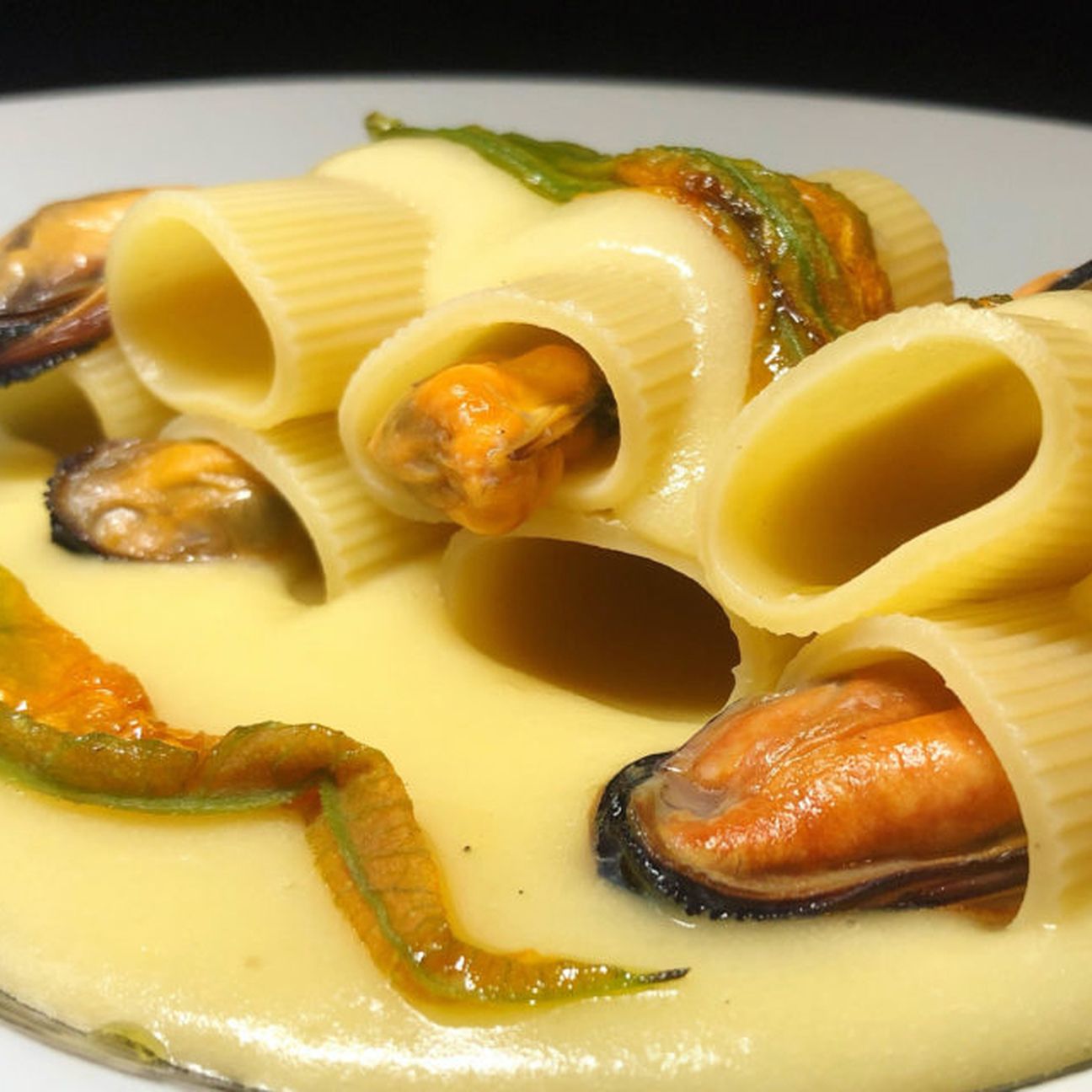 Schiaffoni con cozze, patate e fiori di zucca