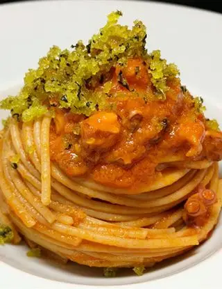Ricetta Spaghetti integrali con ragù di polpo e pane aromatizzato al finocchietto di unastellaincucina