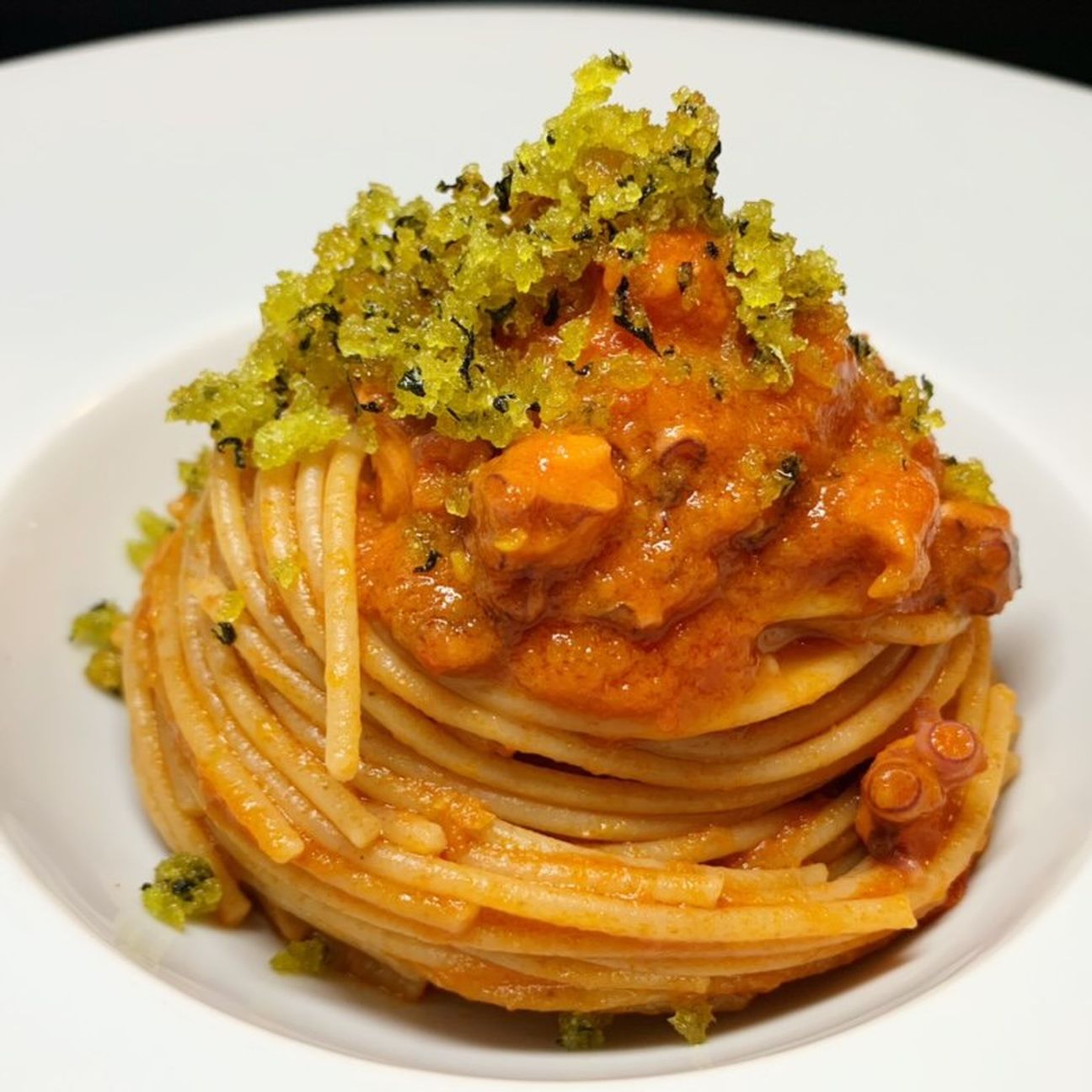 Spaghetti integrali con ragù di polpo e pane aromatizzato al finocchietto