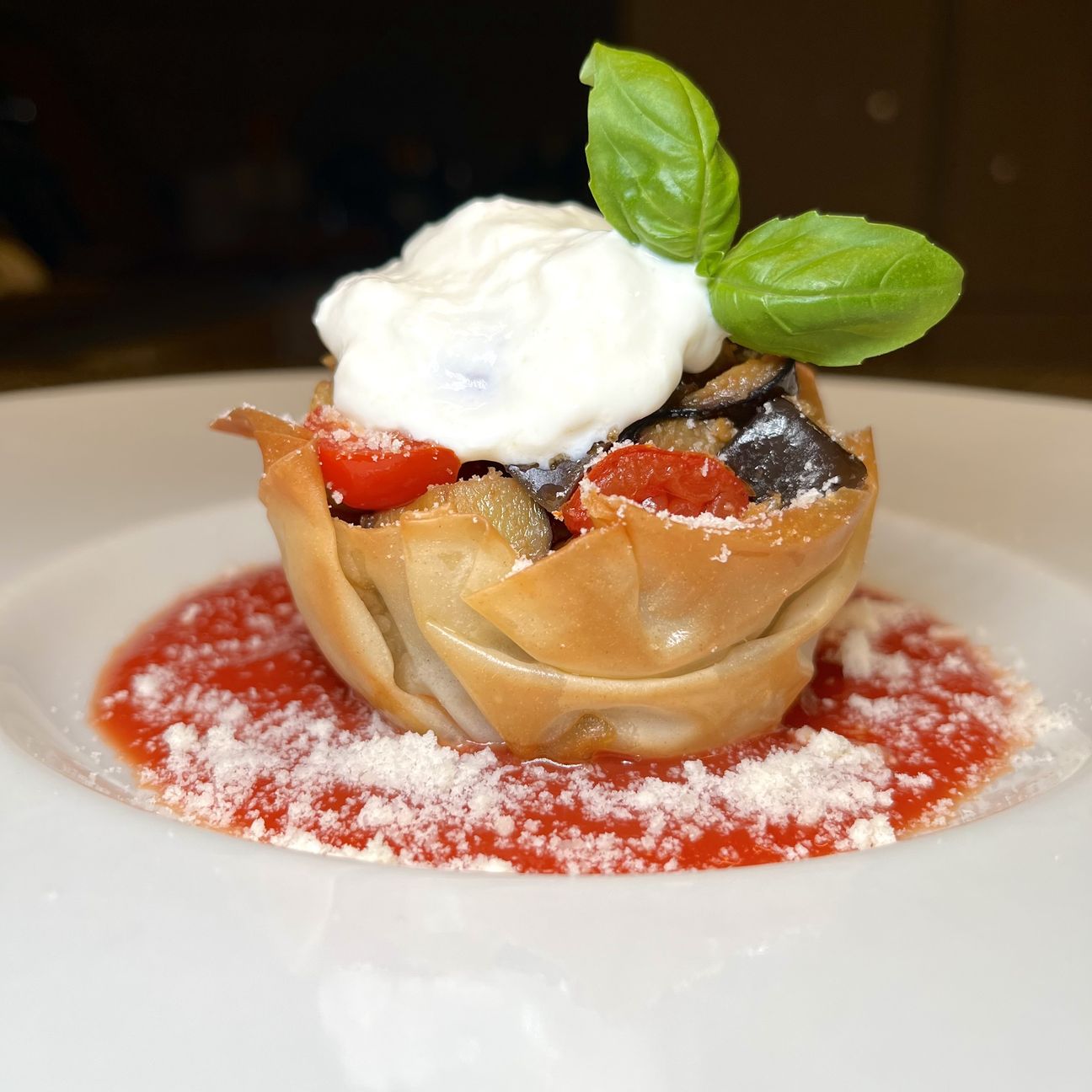Cestini di pasta fillo con melanzane, pomodori e stracciatella