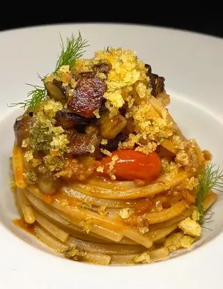 Ricetta Chitarra con alici piccanti, melanzane, pomodorini e crumble di pane aromatizzato al finocchietto di unastellaincucina