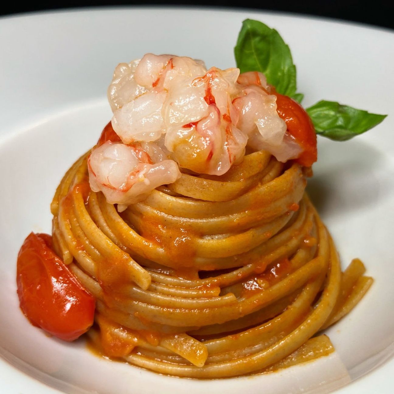 Linguine integrali con gamberi, bisque e datterini