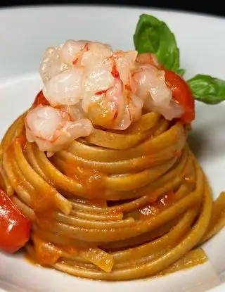 Ricetta Linguine integrali con gamberi, bisque e datterini di unastellaincucina