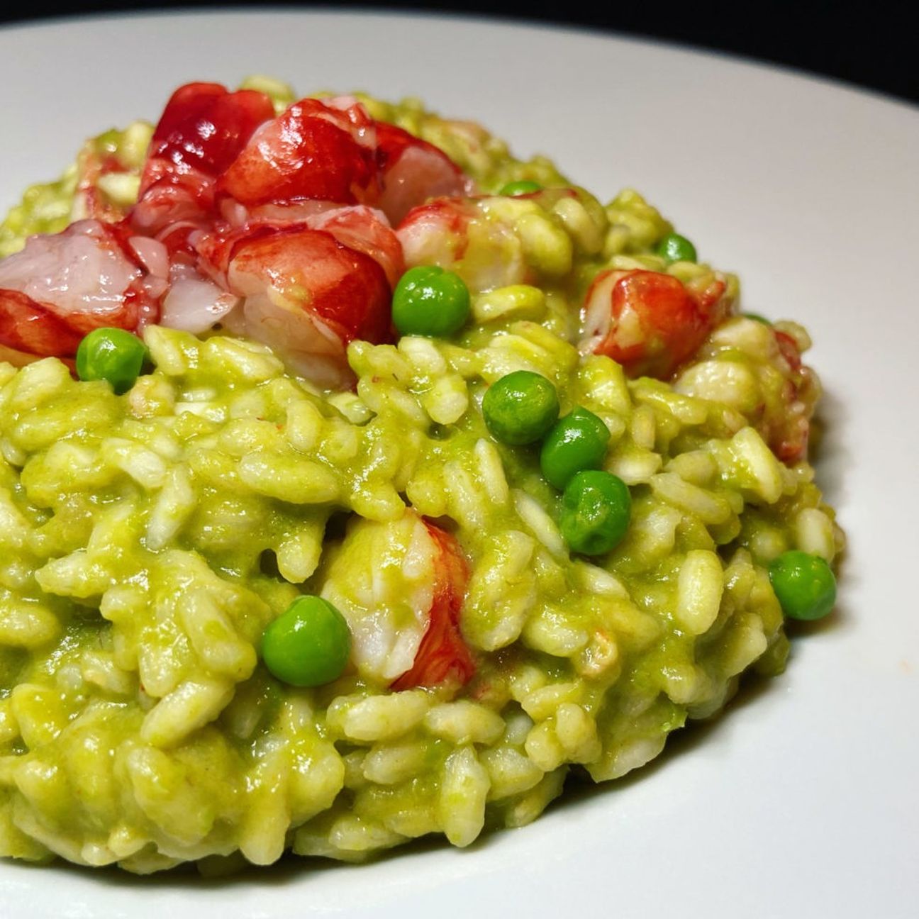 Risotto con crema di piselli e gamberoni