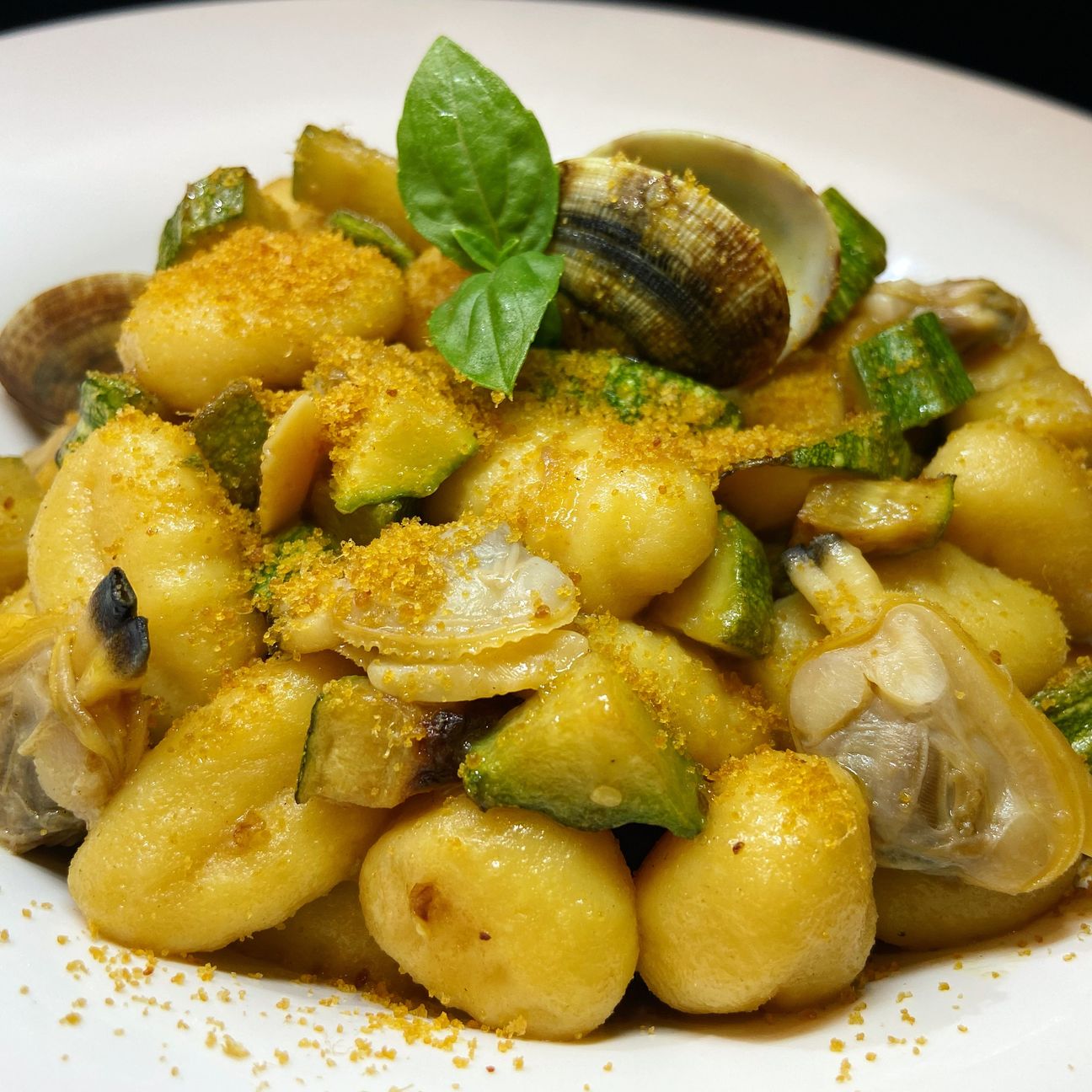 Gnocchi vongole, zucchine e bottarga