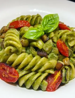 Ricetta Fusilloni con pesto di basilico, melanzane e pomodorini confit di unastellaincucina