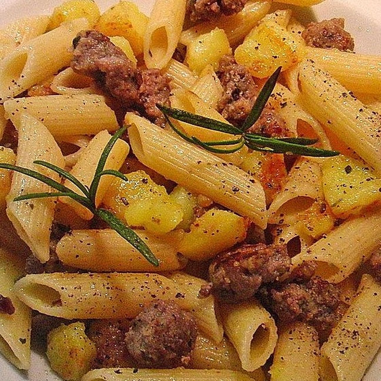 Penne con patate e salsiccia