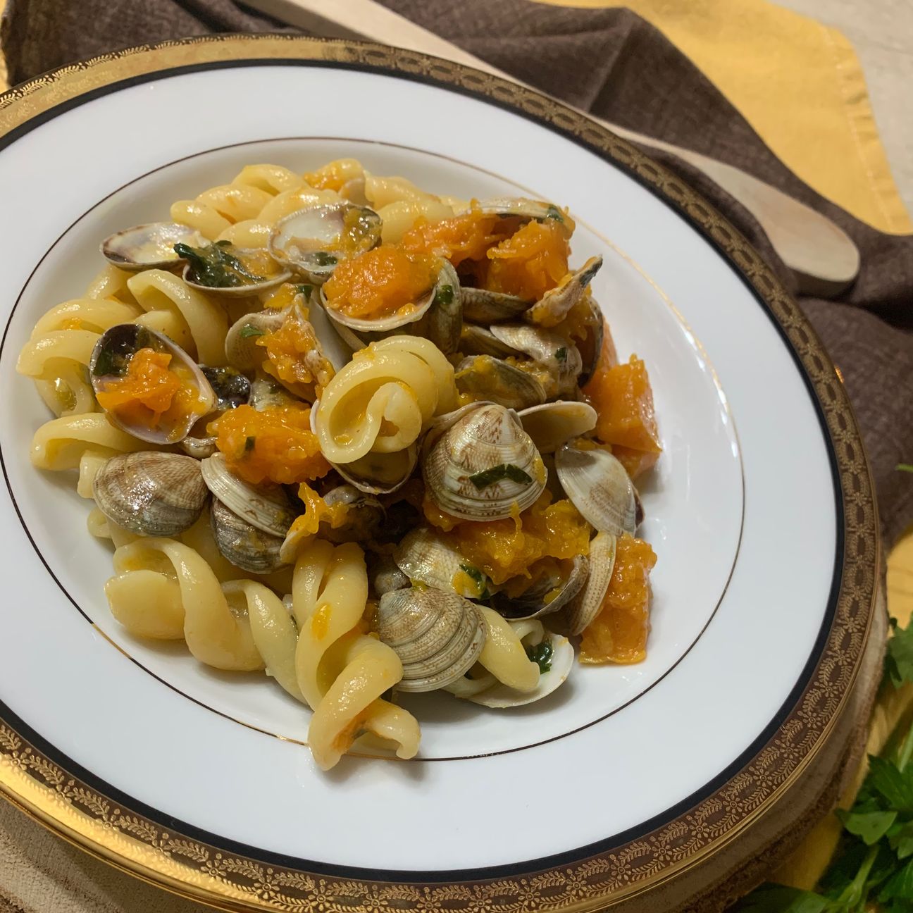Maxi fusilli con vongole zucca e parmigiano