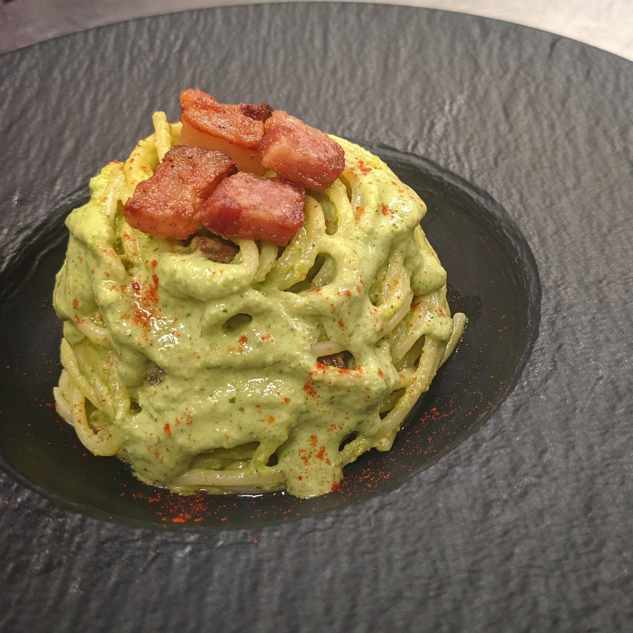 Pesto di zucchine e guanciale croccante