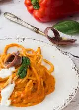 Ricetta Spaghettoni al pesto di peperoni, alici e stracciata di bufala