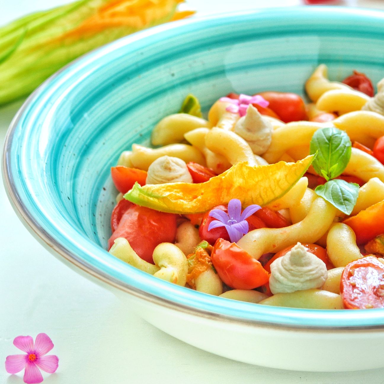 Fusilli al ferretto corto alla crudaiola con crema di borlotti e fiori di zucchine