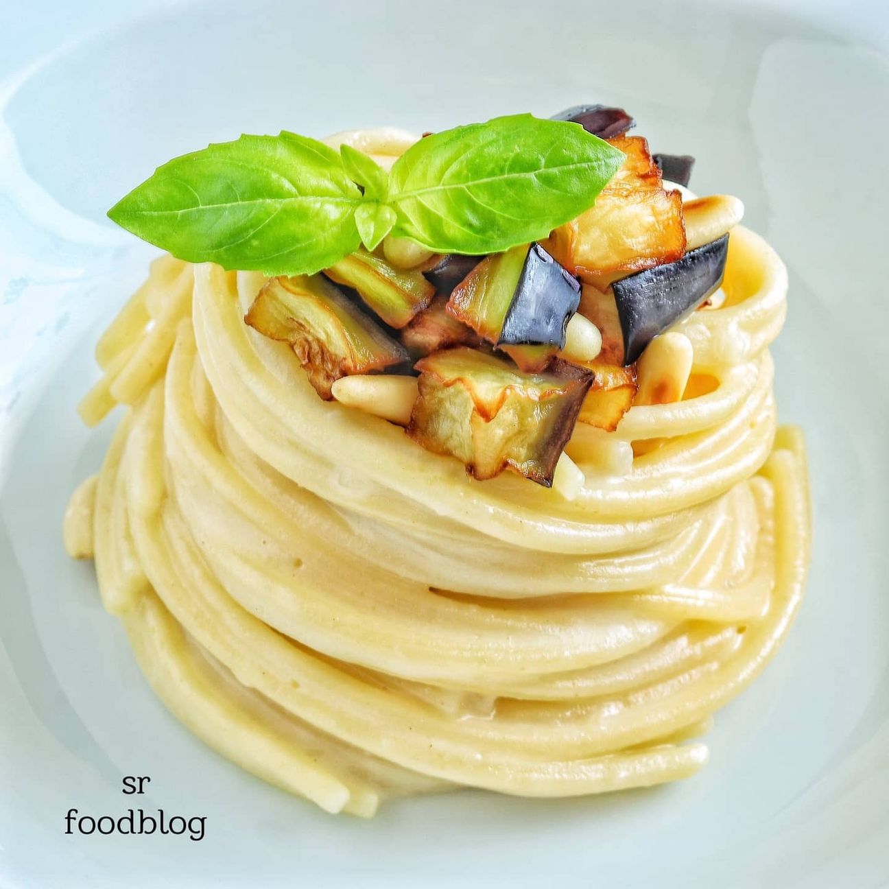 Spaghetti melanzane pinoli tostati e pecorino