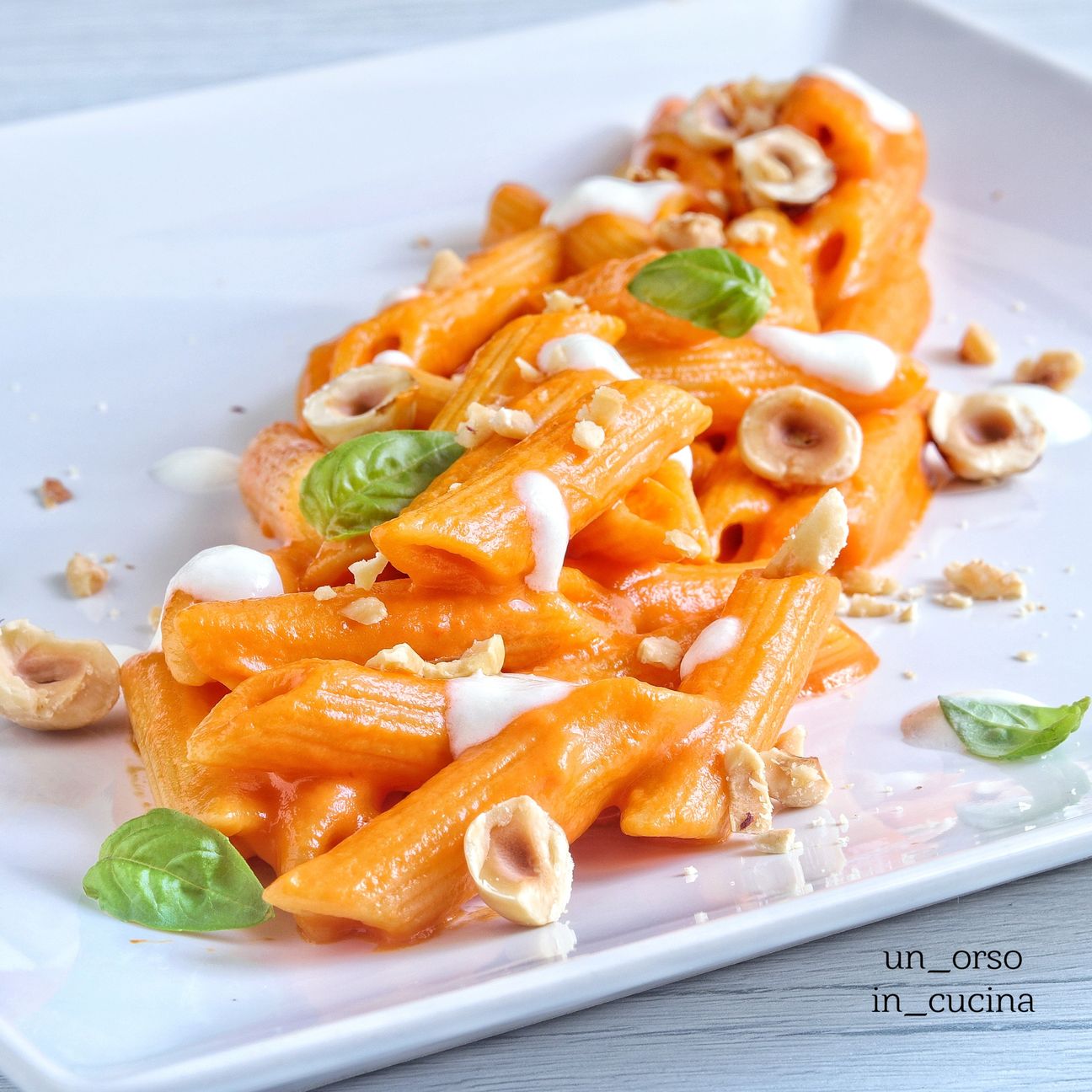 Penne con crema di peperoni, pecorino e nocciole tostate