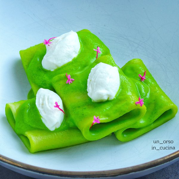 Paccheri con crema di zucchine e ricotta di mandorla al profumo di limone