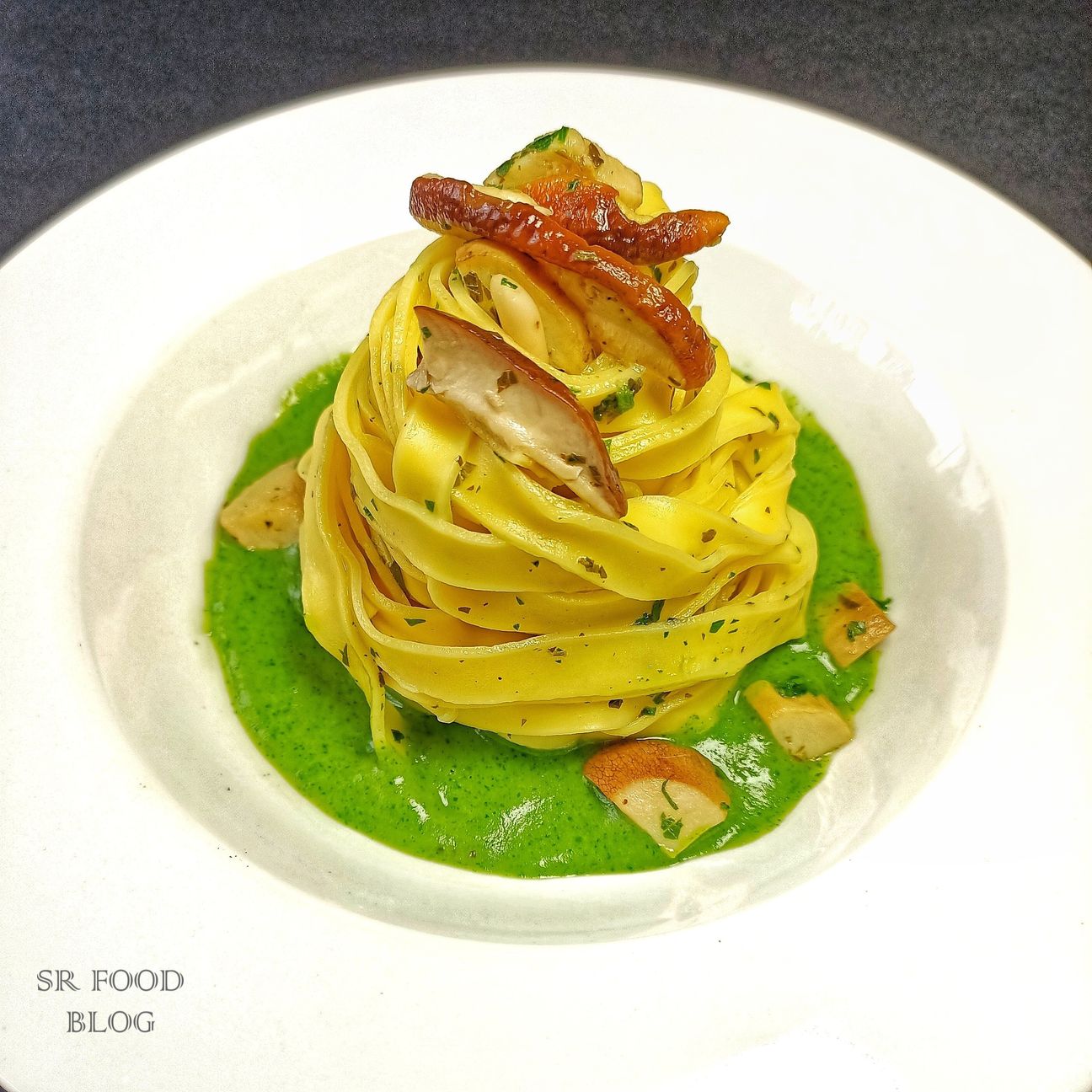 Fettuccine ai funghi porcini croccanti in crema di basilico