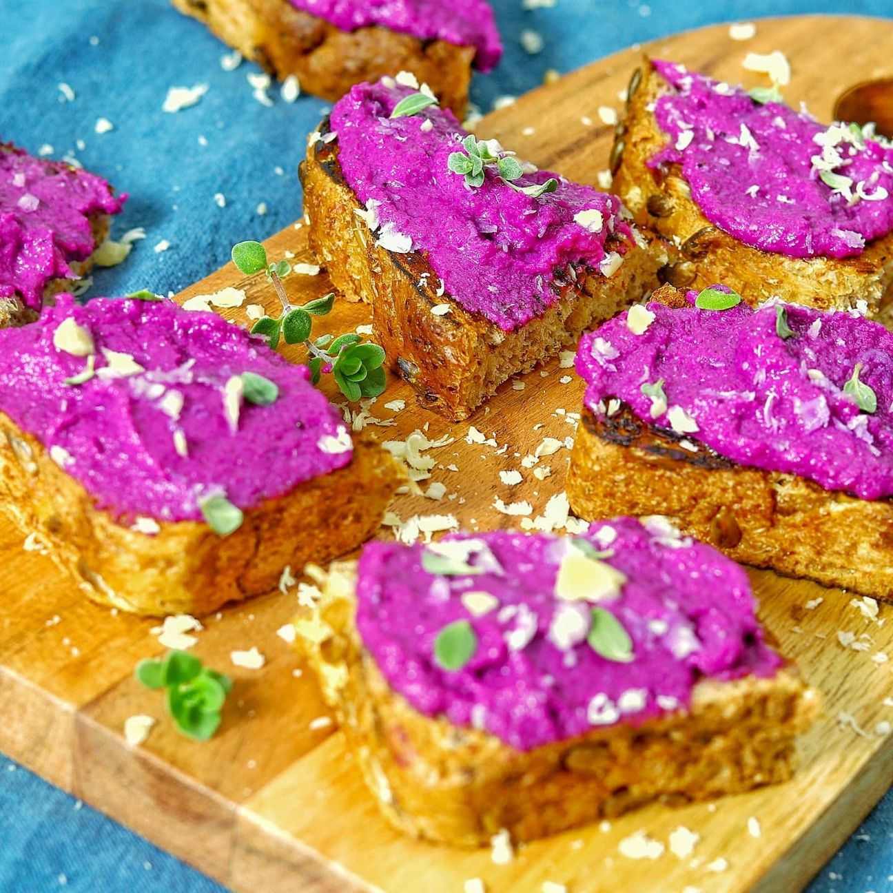 Crostini con crema di cavolo rosso